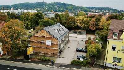 Exklusive Dachgeschosswohnung – Fußbodenheizung, Designglas, EBK & Sichtbalken
