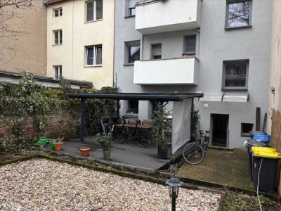 Sanierte 2 Zimmer Wohnung mit 20qm Terrasse + 100qm Garten am Barbarosaplatz