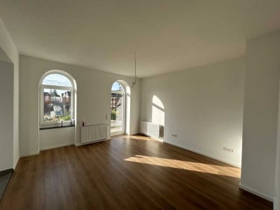 Erstbezug ! Helle 2,5 Zimmer  mit Altbaucharme, Terrasse und Einstellplatz