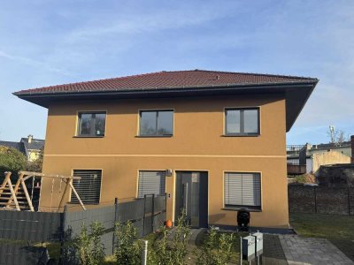 Luxuriöse 4 Raumwohnung mit traumhaften Garten in einer Villa