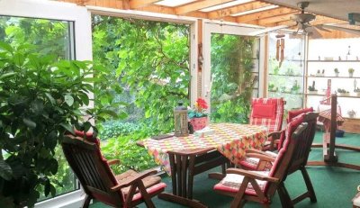 Freistehendes Einfamilienhaus mit Einliegerwohnung und traumhaftem Garten