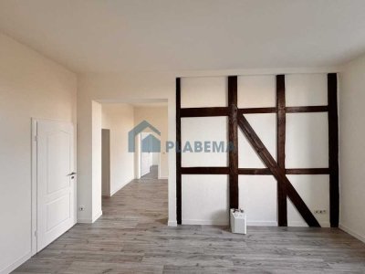 Komplett renovierte 4 Zimmer Wohnung, neue EBK, Balkon