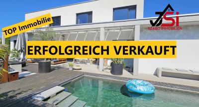 Dieses neuwertige Einfamilienhaus mit beheizten Pool ist ein Blickfang.