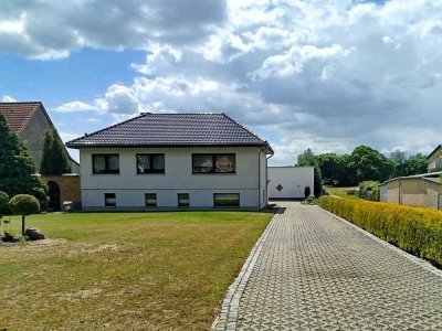 Einfamilienhaus mit Gartenhaus, Garage und Carport