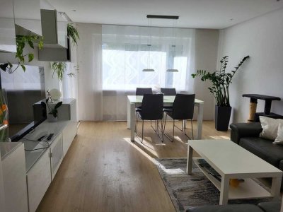 Komplett renovierte 4-Zimmer Wohnung mit Garage und 2 Stellplätzen in Metzingen-Neugreuth