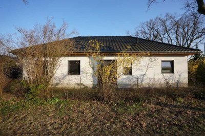 Hauptstadtmakler-Moderner Bungalow mit schönem Grundstück