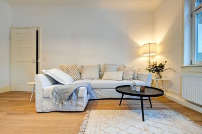 möblierte lichtdurchflutete 2-Zi Altbauwohnung im Stuttgarter Süden mit Balkon
