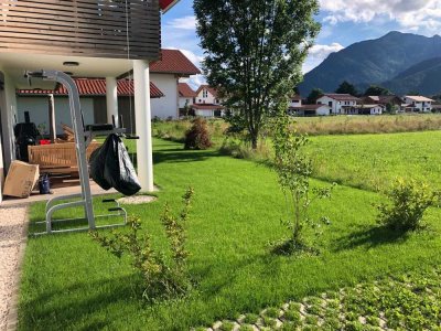 Exklusive und neuwertige 3,5-Zi -Wohnung in Grassau mit umliegenden Terrassen, EBK und E-Ladesäule