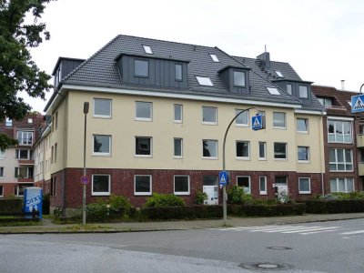 Neuwertige 2-Zimmer-DG-Wohnung mit Einbauküche in Stellingen, Hamburg