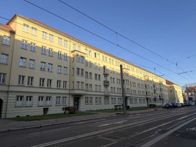 Wunderschöne 2 Zimmer Wohnung in Stadtfeld Ost, renoviert und teilmöbiliert!