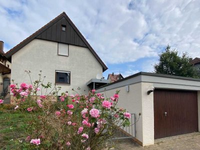 Einfamilien-Wohnhaus mit geräumiger PKW-Garage und schönem Gartengrundstück