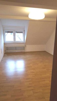 Dachgeschosswohnung mit ausbaufähigem Spitzboden in Zuffenhausen-Mitte