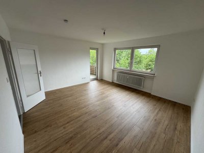 !!! VOLLMODERNISIERT, 4-Zi, Süd-Balkon, neue Einbauküche, ALLES 10 min fußläufig; sofort verfügbar