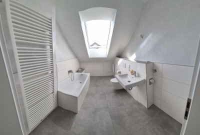 Erstbezug nach Sanierung: Ansprechende 3-Raum-DG-Wohnung mit gehobener Innenausstattung in Riedstadt