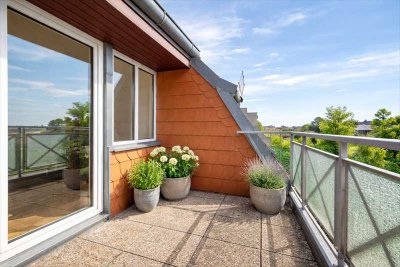 Über den Baumkronen: Dachwohnung im renovierten Altbau im Güntzelkiez