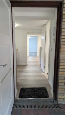 Erstbezug nach Sanierung: Möblierte 2-Zimmer-Souterrainwohnung mit Terrasse & Gartenzugang, Harburg