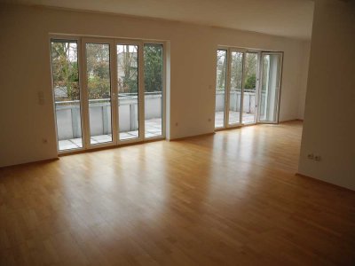 Schöne 3,5-Raum-Wohnung mit gehobener Ausstattung mit Balkon, EBK und Einzelgarage in Frankfurt