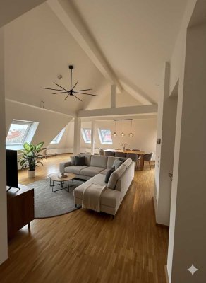 Großzügige 4-Zimmer-DG-Wohnung mit Kamin, Sauna & Balkon im Stuttgarter Westen