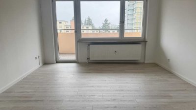 Fürth-Ronhof ! Sehr helle und geräumige 3-ZW,  71 m², EBK, Balkon, 3.OG mit Aufzug.