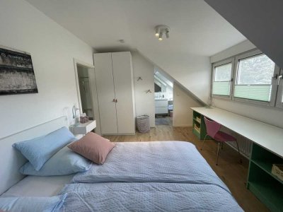 Möblierte Maisonettewohnung mit zwei Schlafzimmern, zwei Bädern und WG-Eignung in Karlsruhe