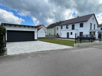 Modernes Einfamilienhaus  mit 2 Garagen und schönem Garten in Maxhütte-Haidhof