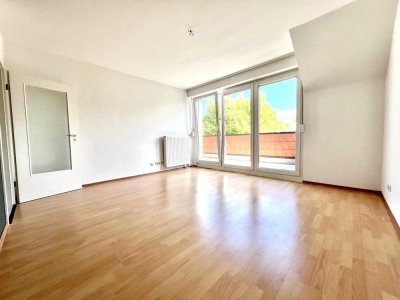 2 Zimmer mit Licht, Luft & Ruhe - renovierte 65 qm mit Loggia + 13 qm Spitzboden + Stellplatz