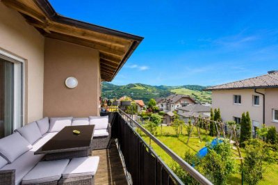 Oberwang: Sonnige 3-Zimmer-Traumwohnung mit Balkon, großem Kellerabteil &amp; 2 Carports