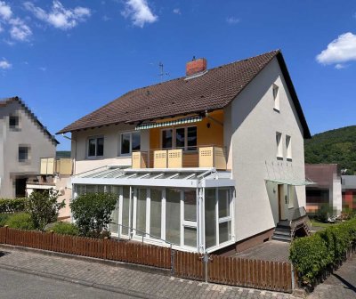 Gepflegtes Zweifamilienhaus mit Wintergarten und Weitblick