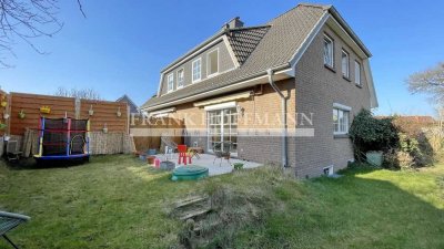 Attraktive Doppelhaushälfte mit Carport, Garten und großzügiger Ausbaureserve im Dachgeschoss