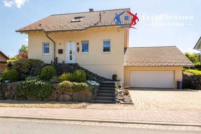 Freistehendes Einfamilienhaus in Neroth - Effizienzhaus 70 - mit Doppelgarage & traumhaftem Garten