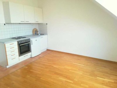 Anfragen bitte nur schriftlich - Helle gemütliche 2-Zimmer-Dachgeschoßwohnung inkl. Wohnküche