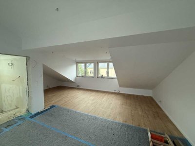 neu sanierte 1 Zi-DG WHG  in zentraler Lage von Sachsenhausen mit Skyline Blick