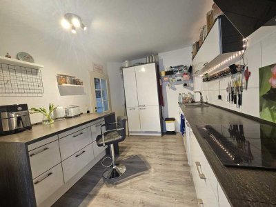 Sanierte 2 Zimmer-Wohnung im 4. OG inkl. Einbauküche und Bodenbelag in Bremerhaven!