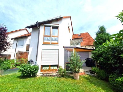 Zweifamilien-Reiheneckhaus in begehrter Lage