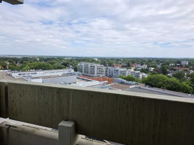 Sanierte und lichtdurchflutete 2 Zimmer Wohnung mit Balkon, Aufzug