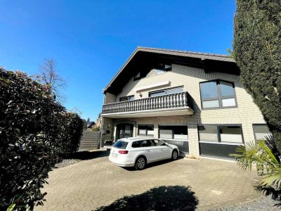 Grevenbroich-Münchrath: Großzügige 5-Zi.-Maisonettewohnung mit Kamin, EBK, 2 Balkonen u. Stellplatz