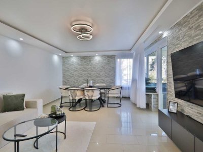 Moderne und helle Wohnung mit überdachtem Balkon