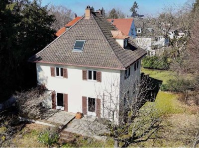 Villa im Dornröschenschlaf, freistehend in München-Pasing, 660 m² Grundstück, 6 Zimmer