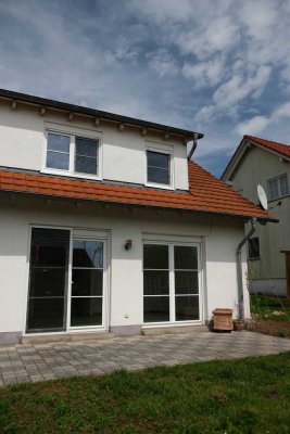 Lichtdurchflutete Doppelhaushälfte mit Garten in familienfreundlicher Lage