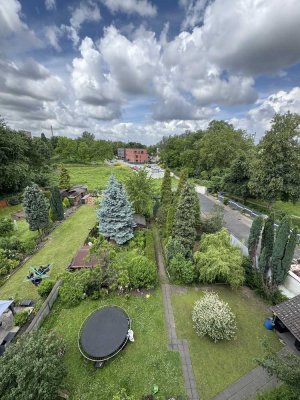 Helle Dachgeschosswohnung mit Balkon und Gartenanteil – Duisburg-Meiderich