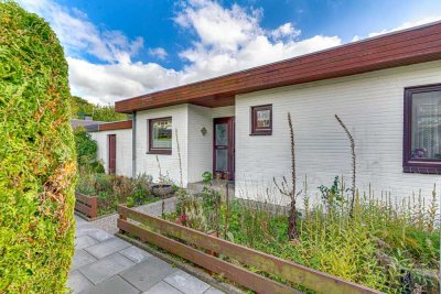 Westliche Höhe: 5-Zi.-Bungalow, ~ 114 m² Wfl., 2 Garagen & Garten – sanieren & Traumgrundriss nutzen