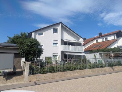 Großzügige 4,5-Zimmer-Wohnung mit Balkon und Gartenanteil in 4-Familienhaus