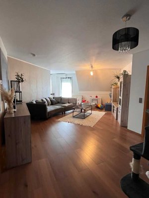 Helle 2,5-Zimmer-Dachgeschosswohnung mit Balkon & Klimaanlage