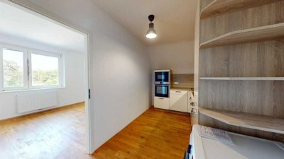 Charmante Altbau-Dachgeschosswohnung mit Stuck und Eichenparkett im Rheingauviertel