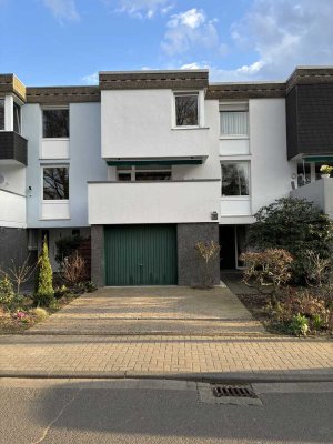 Erstbezug nach Sanierung: Haus mit 6,5 Zimmern in Bonn