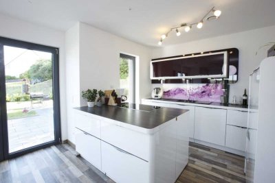 Zeitloses Doppelhaus mit lichtdurchfluteten Wohnräumen