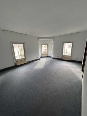 Sonnige und attraktive 4-Zimmer-Wohnung in Bad Wildbad (3. OG), mitten im Zentrum, 1 Min. zur S-Bahn