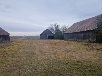 GROSSZÜGIGES LANDHAUS MIT GESCHLOSSENEM INNENHOF, WERKSTATT UND NEBENGEBÄUDEN IN PARADIESISCHER GRÜNRUHELAGE MIT MÖGLICHKEIT AUF STADEL UND KLEINE LANDWIRTSCHAFTLICHE FLÄCHE