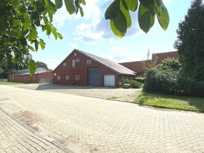 Platz für Ideen: Ehemaliger Hof mit Wohnhaus, Hallen und Land in ruhiger Lage