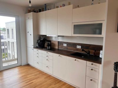 Geschmackvolle Wohnung mit zwei Zimmern, Balkon, Loggia und EBK frei ab 15. September